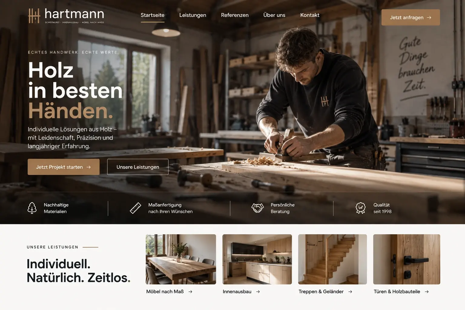 Konzeptentwurf Startseite einer Schreinerei: Foto eines Schreiners beim Hobeln, Überschrift „Holz in besten Händen“, zwei Buttons und vier Leistungen.